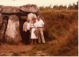 En los dolmenes de  Egilaz. Klaus Niebel, Maiteder Bareño, Jose Antonio Arana